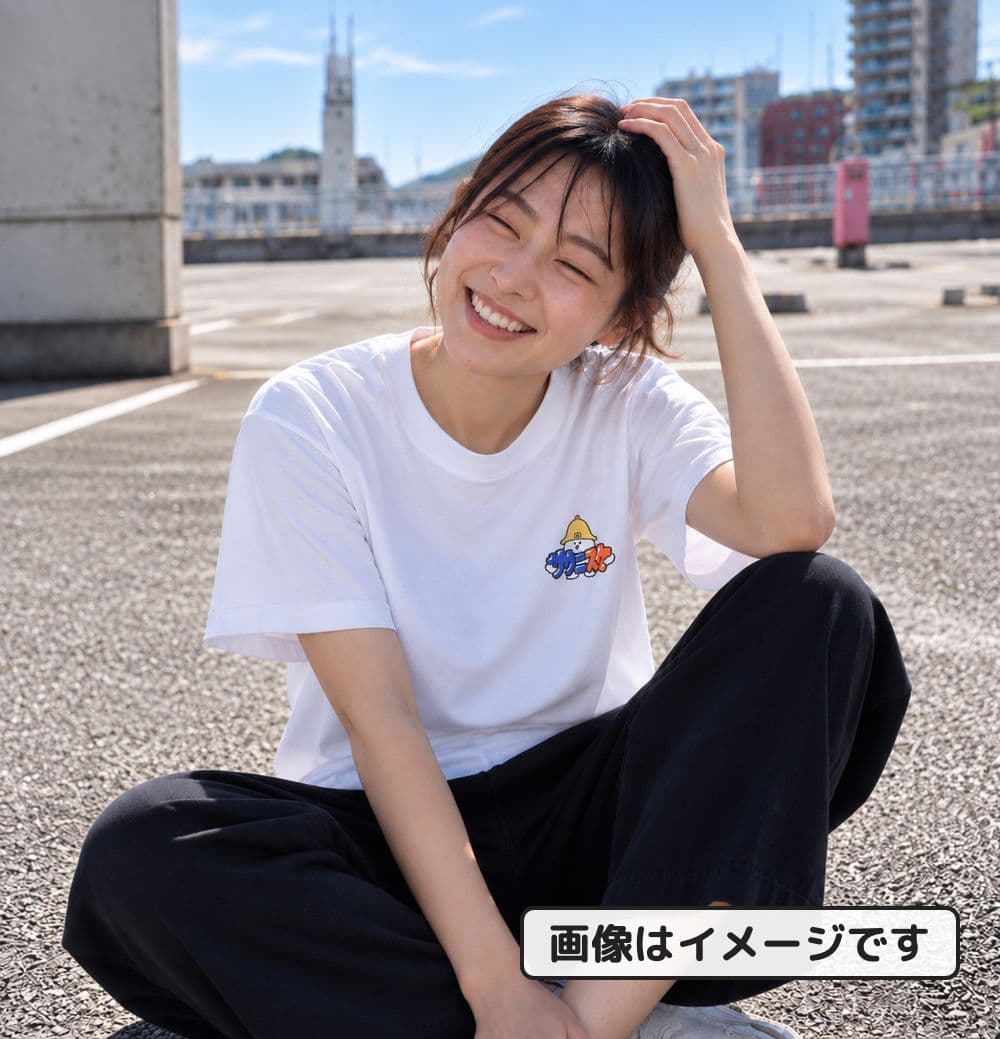 Tシャツを着たところ。立体駐車場7階で前から